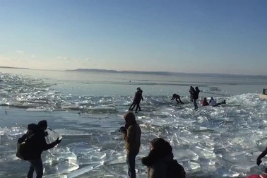 Cận cảnh hồ nước ngọt lớn nhất Trung Âu đông cứng trong giá rét