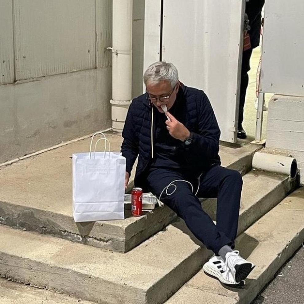 Hình ảnh Mourinho tội nghiệp, ăn uống kham khổ ngoài lề đường - 1 Hình ảnh Mourinho tội nghiệp, ăn uống kham khổ ngoài lề đường - 1