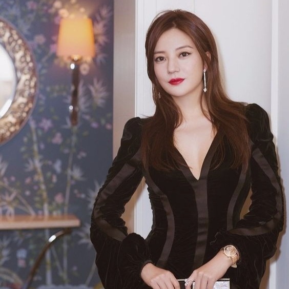 Triệu Vy bị đóng băng hàng chục tỷ đồng, cấm giao dịch cổ phiếu - 2