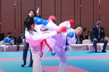 Thua đau đớn võ sĩ Việt Nam, HLV Indonesia "ăn thua đủ" với trọng tài