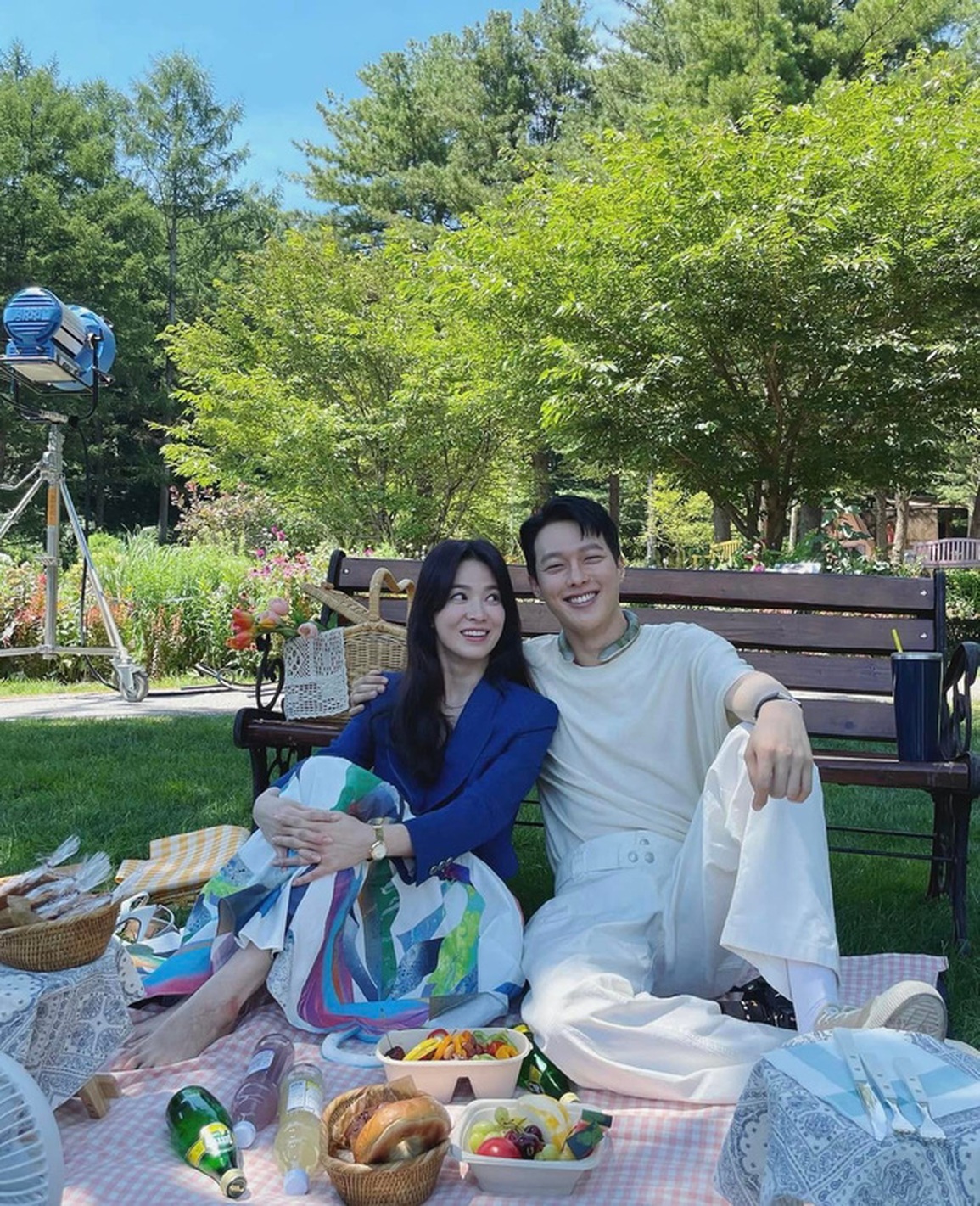 3 năm sau khi ly hôn, Song Hye Kyo đăng ảnh tình tứ với bạn khác giới - 5 3 năm sau khi ly hôn, Song Hye Kyo đăng ảnh tình tứ với bạn khác giới - 5