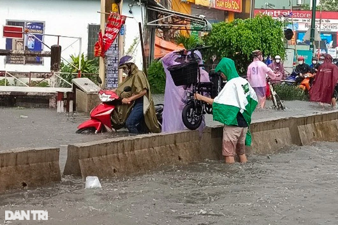 Nước ngập đến yên xe, người dân TPHCM chật vật về nhà - 9 Nước ngập đến yên xe, người dân TPHCM chật vật về nhà - 9