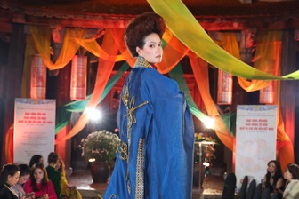 Người mẫu Thuỷ "Ma Cây": Mẹ bỉm U50 vẫn trình diễn áo dài