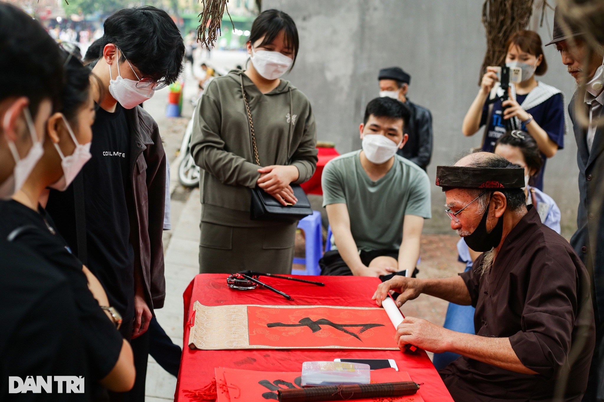 Phố đi bộ quanh hồ Gươm đông vui, thanh bình như chưa từng có dịch Covid-19 - 14 Phố đi bộ quanh hồ Gươm đông vui, thanh bình như chưa từng có dịch Covid-19 - 14