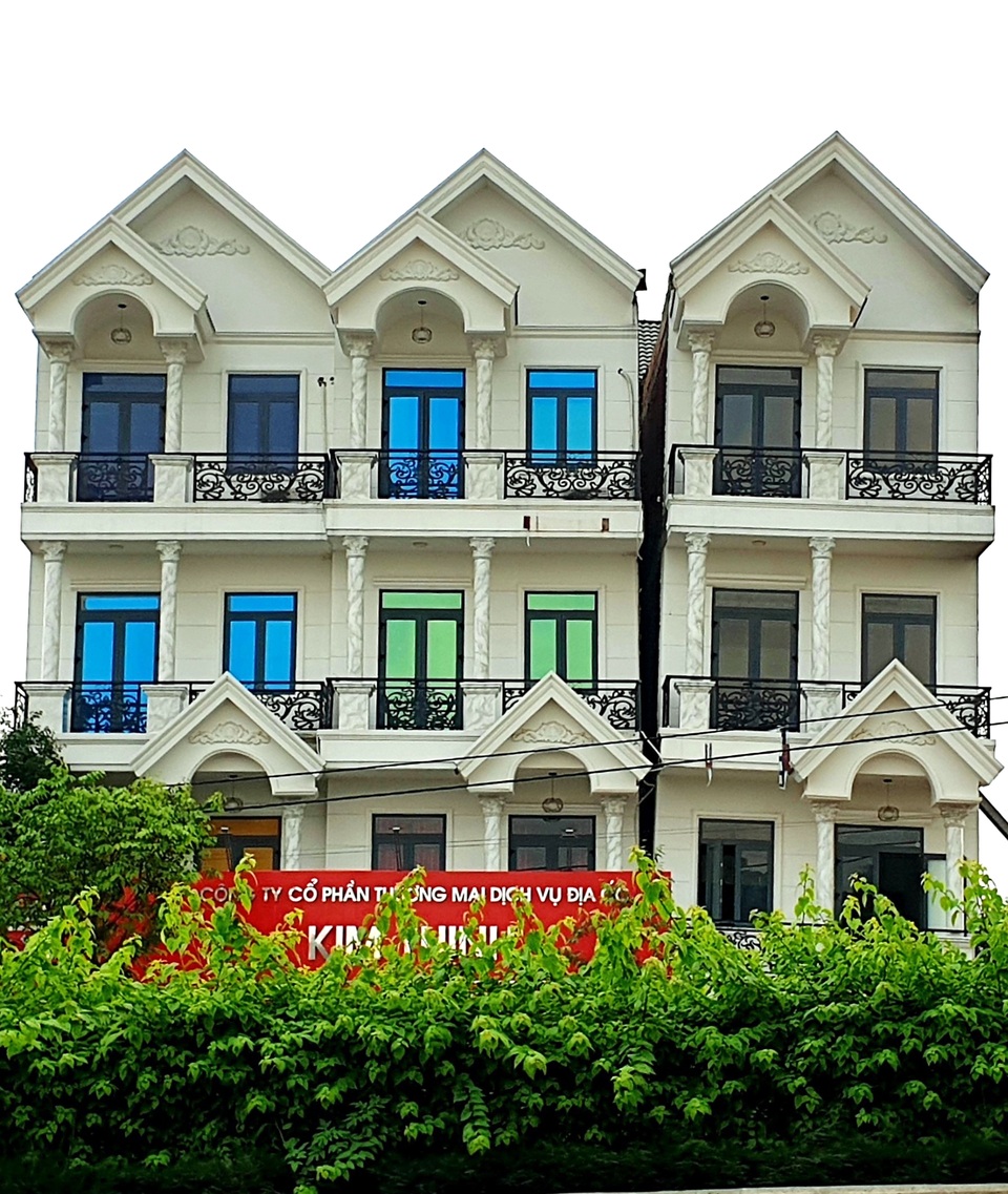 Nhà 4 tầng phải “chống gậy”, nguy cơ đổ sập bất cứ lúc nào - 1 Nhà 4 tầng phải “chống gậy”, nguy cơ đổ sập bất cứ lúc nào - 1