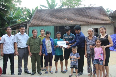 Trao hơn 50 triệu tới 3 anh em mồ côi lần lượt phải bỏ học