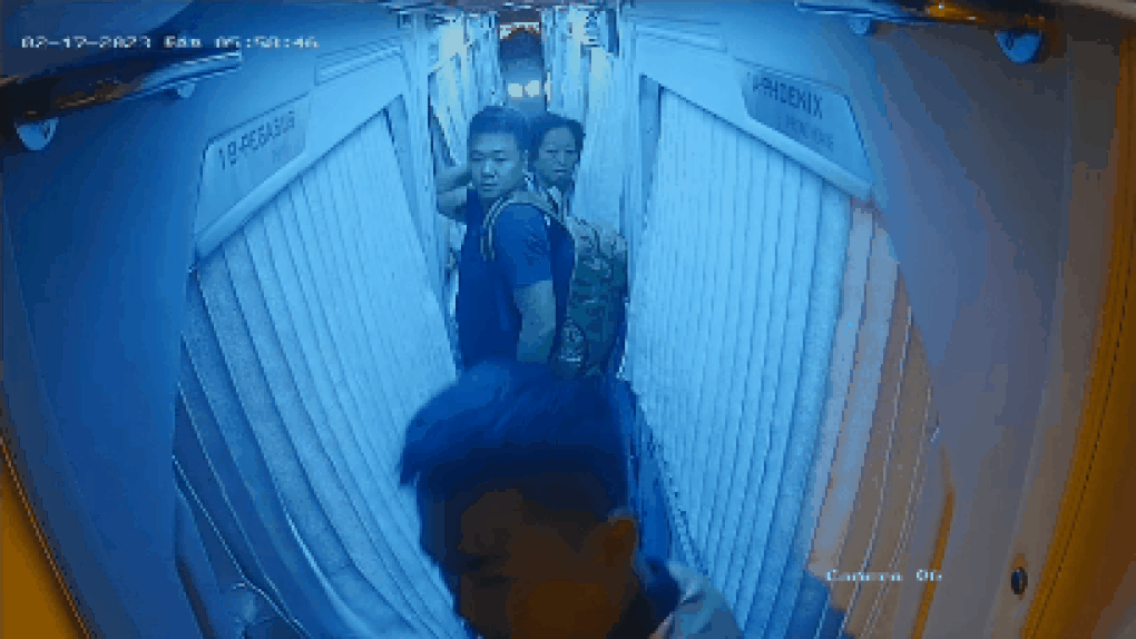 Cô gái vụ đòi dừng xe đi vệ sinh lên tiếng về clip trên mạng xã hội - 1 Cô gái vụ đòi dừng xe đi vệ sinh lên tiếng về clip trên mạng xã hội - 1