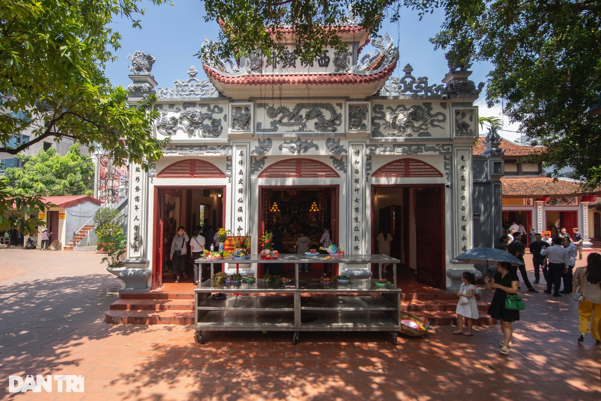 Phủ Tây Hồ vắng vẻ ngày Rằm tháng Bảy - 4 Phủ Tây Hồ vắng vẻ ngày Rằm tháng Bảy - 4