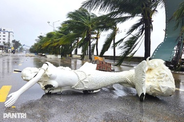 Khu du lịch biển tan hoang sau bão Bualoi