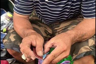 Chú Trần Văn Sang tỉ mỉ sửa đôi giày bị hỏng