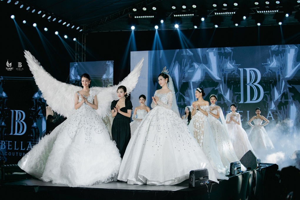 Dàn sao quy tụ trong đêm diễn của TuArt Wedding tại phố đi bộ Hoàn Kiếm - 1 Dàn sao quy tụ trong đêm diễn của TuArt Wedding tại phố đi bộ Hoàn Kiếm - 1