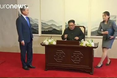 Ông Kim Jong-un ký sổ lưu niệm tại khu phi quân sự liên Triều