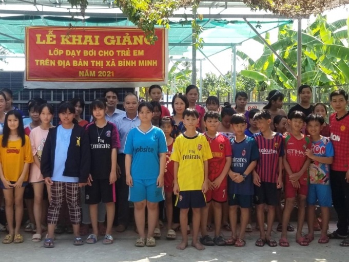 Trẻ em tại Lễ khai giảng lớp dạy bơi cho trẻ em trên địa bàn Thị xã Bình Minh vào ngày 1/4/2021. Ảnh Quốc Cảnh