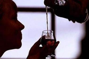 Khi thầy ép sinh viên nữ đi tiếp khách