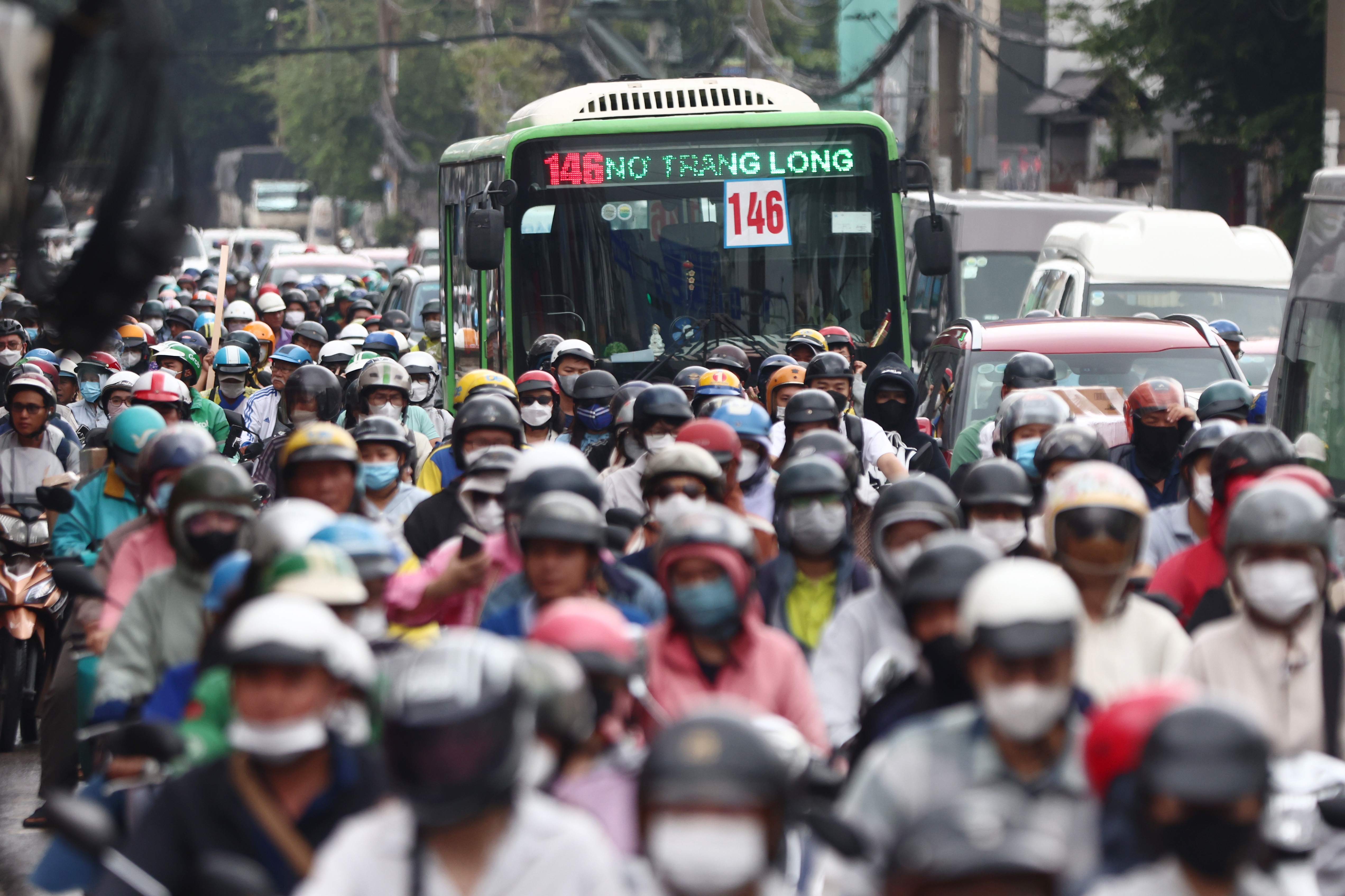 "Ma trận" kẹt xe ở ngã tư Hàng Xanh giờ tan tầm