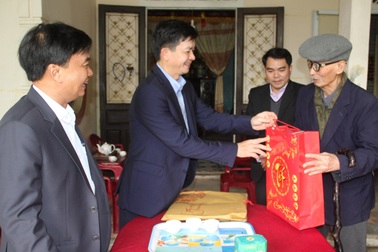 Trao gần 95.300 suất quà đến người có công, gia đình chính sách dịp Tết