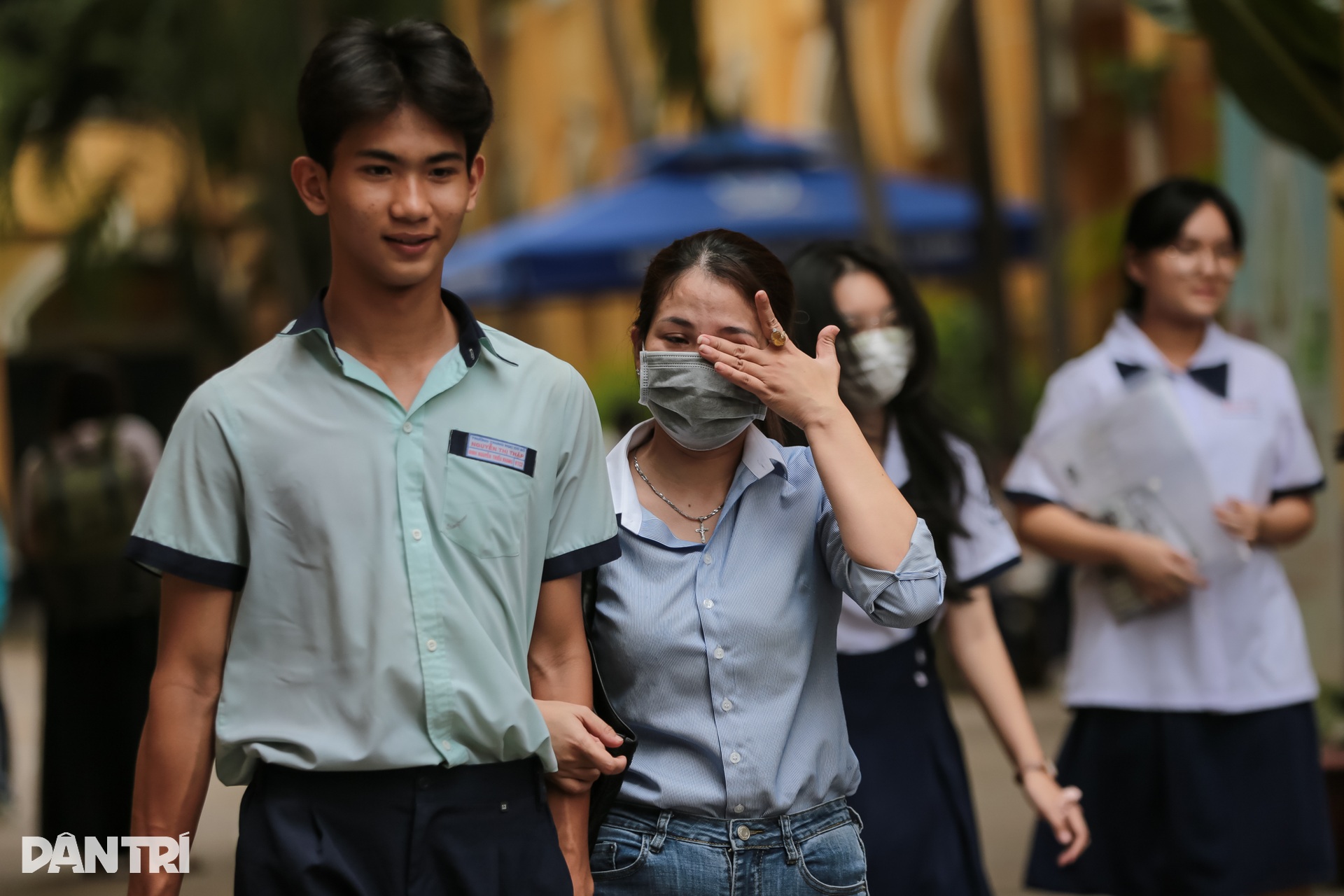 Muôn vàn cảm xúc của phụ huynh học sinh tại kỳ thi lớp 10 ở TPHCM - 1 Muôn vàn cảm xúc của phụ huynh học sinh tại kỳ thi lớp 10 ở TPHCM - 1