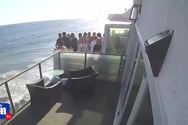 Mỹ: Nhà ven biển bất ngờ sập ban công, hàng chục người rơi xuống bãi đá