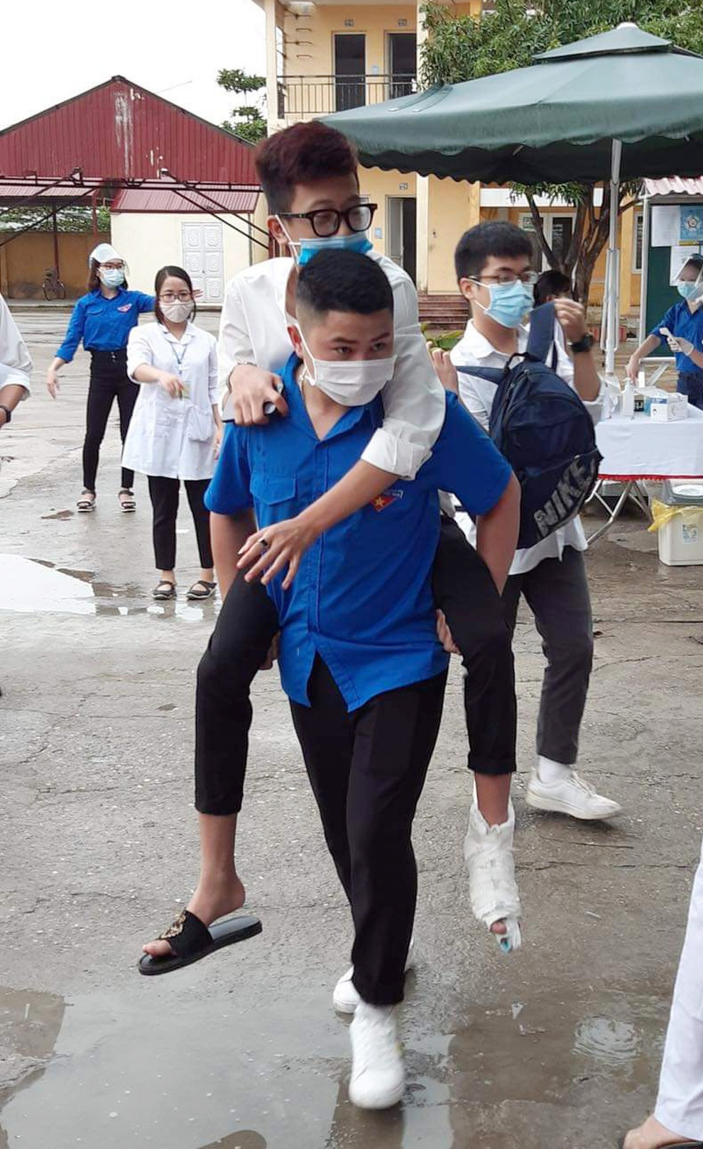 Tình nguyện viên nhiệt tình cõng thí sinh bị thương, che mưa cho thí sinh - 8 Tình nguyện viên nhiệt tình cõng thí sinh bị thương, che mưa cho thí sinh - 8