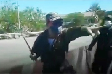 Truy tìm nhóm người bịt mặt đập phá xe ô tô, xịt hơi cay tại trạm thu phí Bắc Hải Vân