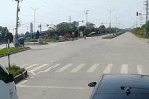 Vượt đèn đỏ, thanh niên chạy xe máy thoát chết đầy may mắn dưới bánh xe tải