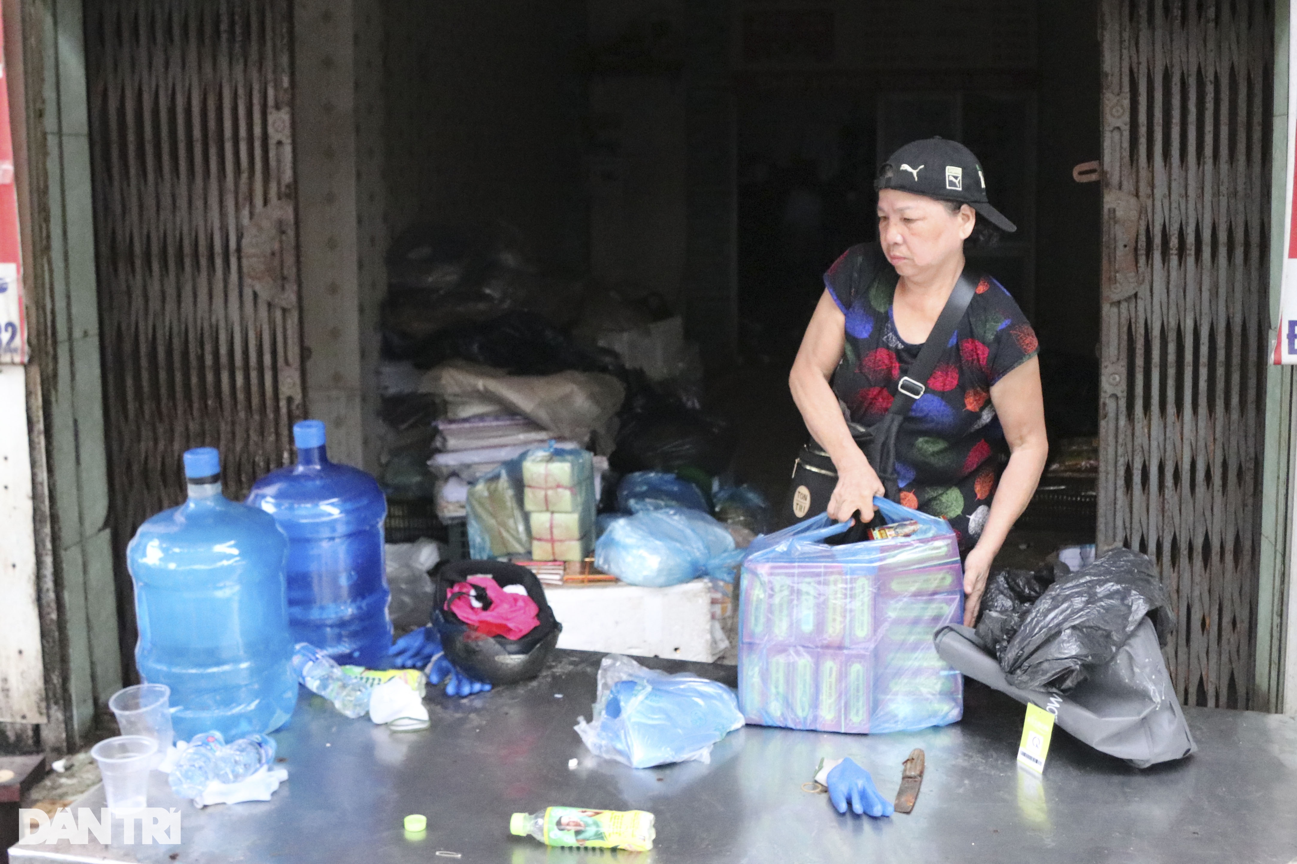 View - Dựng hàng rào tôn quanh chung cư cũ nát, nghiêng sau bão Yagi ở Hải Phòng | Báo Dân trí