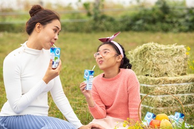 Cô Gái Hà Lan “bật mí” cách thức kiểm tra sữa tươi có bị pha loãng