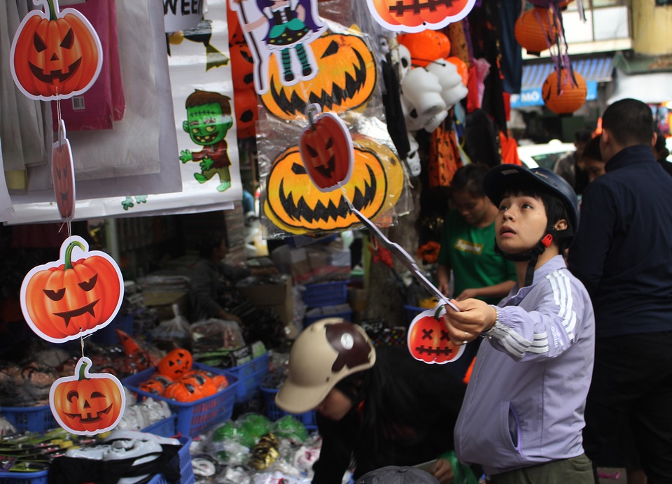Phố Hàng Mã ngập tràn đồ chơi ma quỷ, rùng rợn trước thềm Halloween - 14 Phố Hàng Mã ngập tràn đồ chơi ma quỷ, rùng rợn trước thềm Halloween - 14