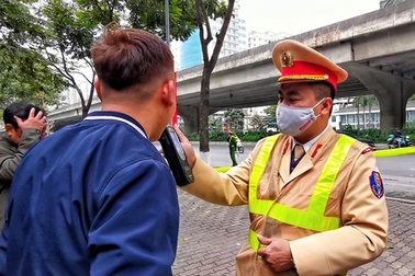 Vi phạm nồng độ cồn mức "khủng", lái xe "khoe" nhậu từ sáng xuyên trưa