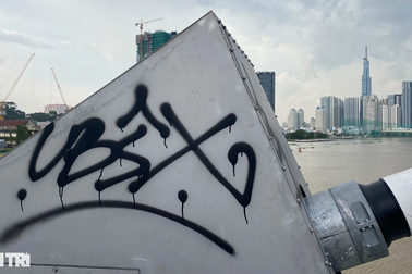 Cây cầu đẹp nhất TPHCM bị vẽ bẩn sau hơn 3 tháng thông xe