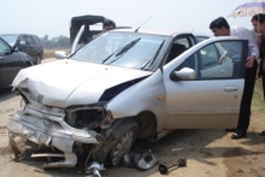 Xe hơi “đốn bật” cột mốc trên đường Láng - Hoà Lạc