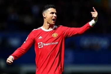C.Ronaldo lên tiếng xin lỗi sau màn đập vỡ điện thoại của cổ động viên