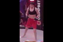 Trận đấu kỳ lạ: Nữ võ sĩ chấp hai đối thủ nam, đấm gục trong chớp mắt