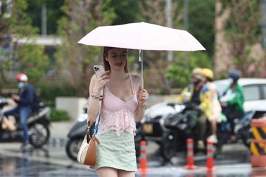 Hà Nội trên 35 độ C, phía Nam mưa dông chiều tối