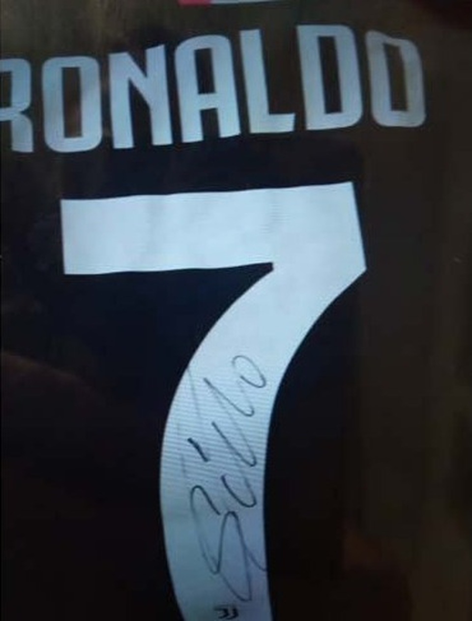 C.Ronaldo tặng áo đấu, “truyền lửa” cho đội ngũ y tế chống dịch Covid-19 - 3 C.Ronaldo tặng áo đấu, “truyền lửa” cho đội ngũ y tế chống dịch Covid-19 - 3