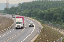 Sau vụ tai nạn, tài xế vẫn đua nhau vượt ẩu trên cao tốc Cam Lộ - La Sơn