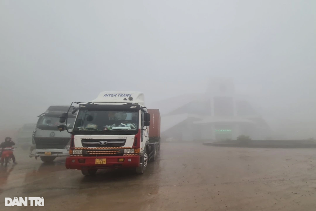 Người Việt ở Lào rồng rắn về quê ăn Tết - 1 Người Việt ở Lào rồng rắn về quê ăn Tết - 1