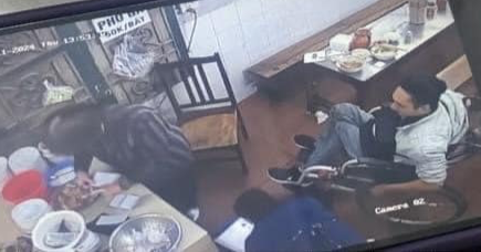 ភោជនីយដ្ឋានមាន់ហាណូយ ដកកាមេរ៉ាក្រោយរងការចោទប្រកាន់ថាដេញអតិថិជនជិះរទេះរុញ - ១ Quán phở gà Hà Nội trích xuất camera sau khi bị tố đuổi khách ngồi xe lăn - 1