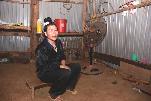Chồng ung thư qua đời, người vợ gồng gánh bố tâm thần và con nhỏ dại