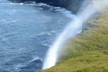 Thác nước với dòng chảy "bay ngược" lên trời "bất chấp" định luật vật lý