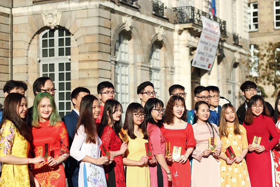 Áo dài Việt tung bay trên đất Rennes chào Xuân Canh Tý - 6 Áo dài Việt tung bay trên đất Rennes chào Xuân Canh Tý - 6
