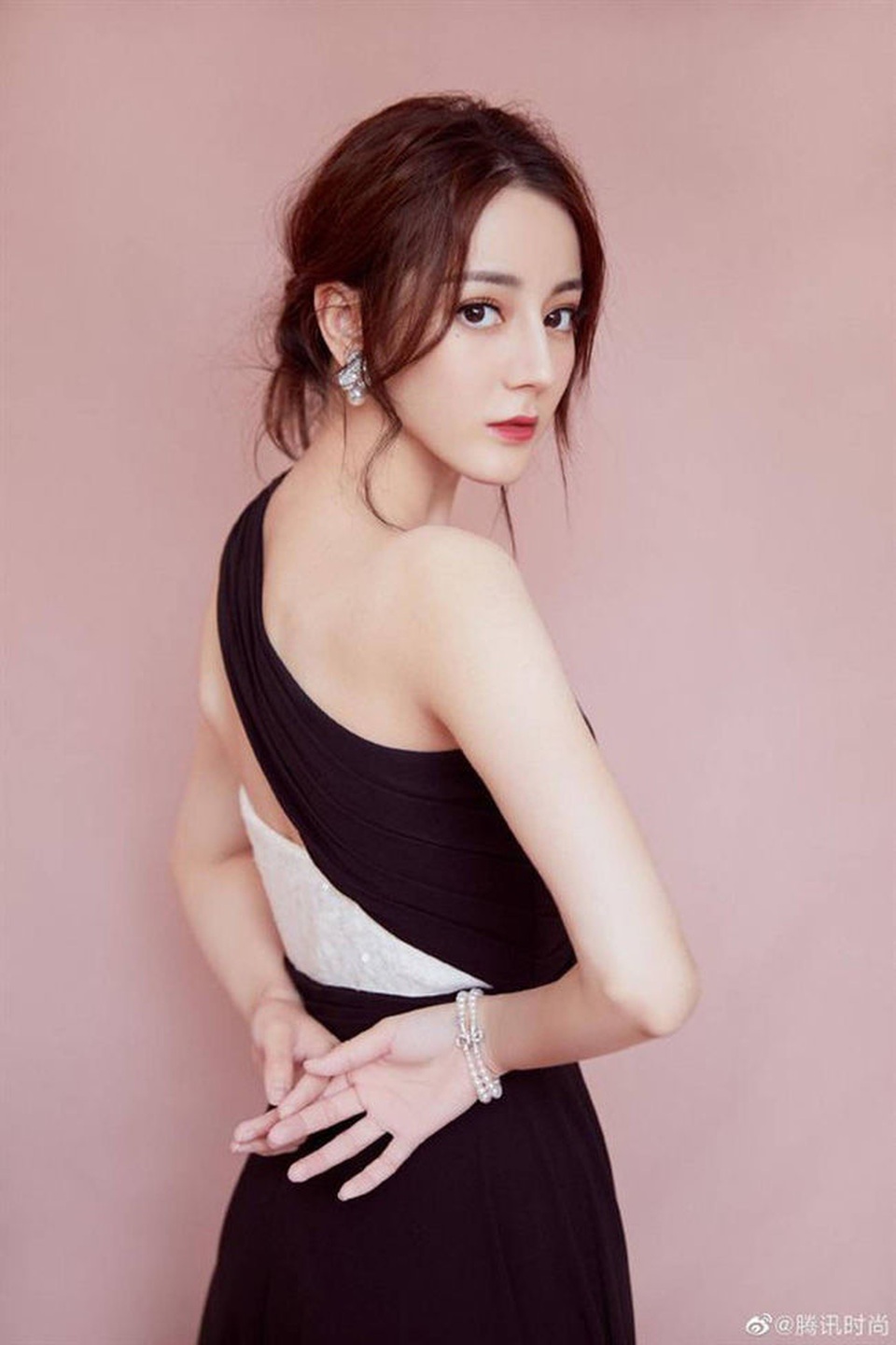 Địch Lệ Nhiệt Ba trở lại nhan sắc đỉnh cao, hé lộ mẫu bạn trai trong mộng - 11 Địch Lệ Nhiệt Ba trở lại nhan sắc đỉnh cao, hé lộ mẫu bạn trai trong mộng - 11