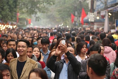 Phủ Tây Hồ chật cứng người trong ngày đi làm đầu tiên sau nghỉ Tết