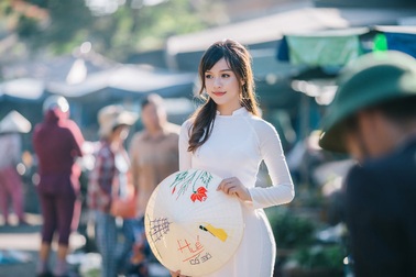 Thiếu nữ Huế duyên dáng áo dài trắng ở chợ Đông Ba