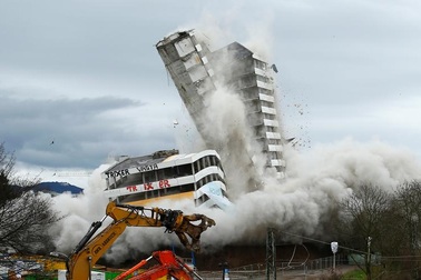 Những tòa nhà cao tầng bị "đánh sập" chỉ trong giây lát gây choáng
