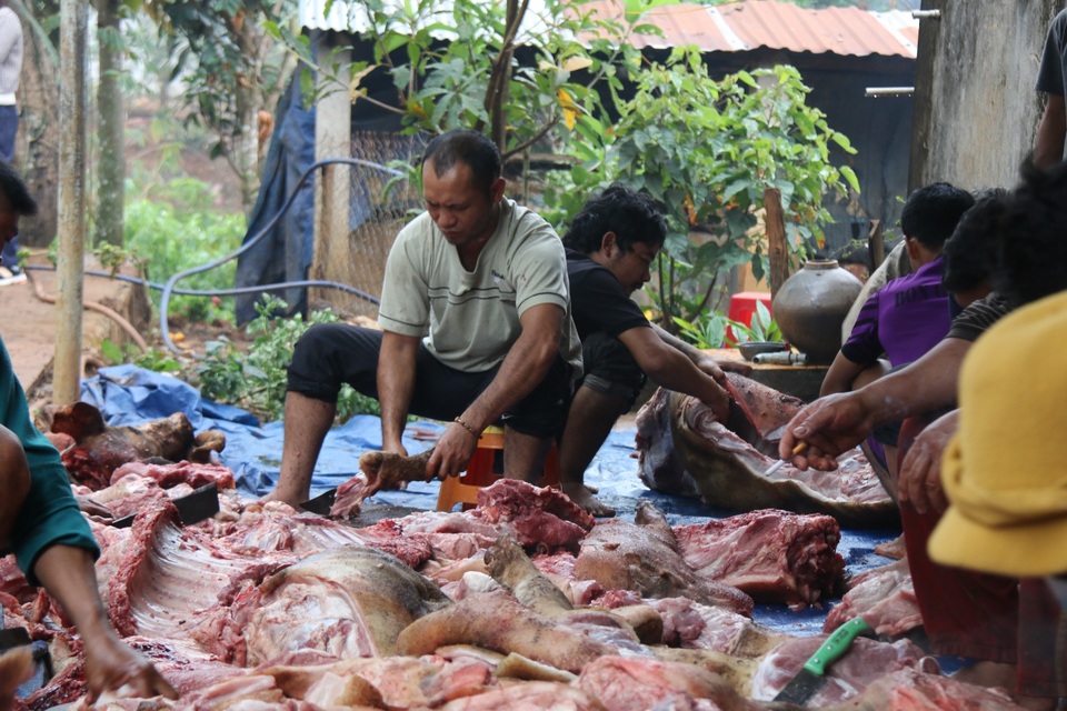 Huyện vùng cao mổ heo, tặng thịt gạo cho đồng bào khó khăn ăn Tết - 2 Huyện vùng cao mổ heo, tặng thịt gạo cho đồng bào khó khăn ăn Tết - 2