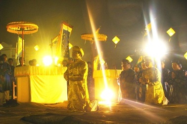 Tái hiện lễ tế Đàn thờ thần Đất, thần Lúa vào rạng sáng