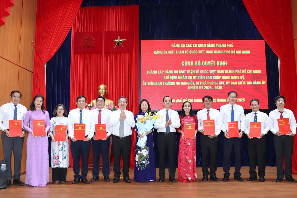 Bà Trương Thị Bích Hạnh làm Bí thư Đảng ủy MTTQ Việt Nam TPHCM - 1 Bà Trương Thị Bích Hạnh làm Bí thư Đảng ủy MTTQ Việt Nam TPHCM - 1