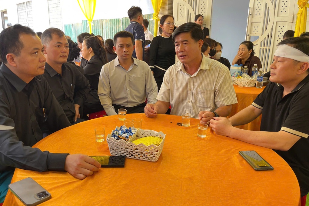 Lời chào cuối của chủ tịch xã tử nạn khi điều tiết giao thông - 1 Lời chào cuối của chủ tịch xã tử nạn khi điều tiết giao thông - 1