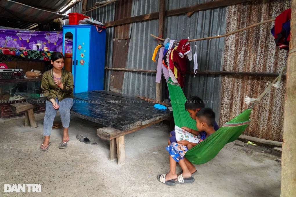 Mẹ đơn thân làm công nhân, ngày kiếm hơn 100.000 đồng nuôi hai con thơ dại - 2 Mẹ đơn thân làm công nhân, ngày kiếm hơn 100.000 đồng nuôi hai con thơ dại - 2